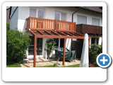 Holzbalkon mit Holzpergola