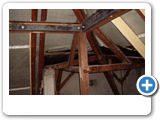 Dachpfettenverstärkung mit Stahl und Schrauben in der Lohstr.