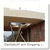 Dachstuhl am Eingang in Gräfelfing mit Baumeinschnitt